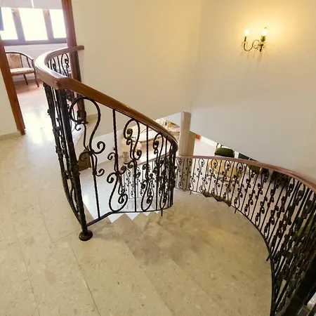 Villa Nine Bedroom With Swimming Pool And Lift