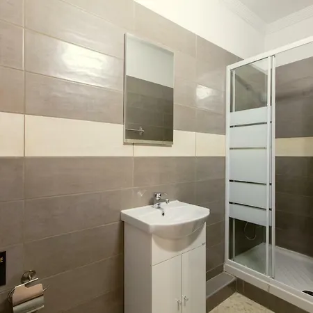 Nine Bedroom With Swimming Pool And Lift